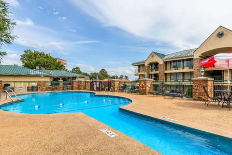Swimming pool [outdoor]
