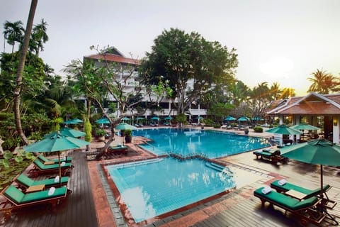 Swimming pool [outdoor]