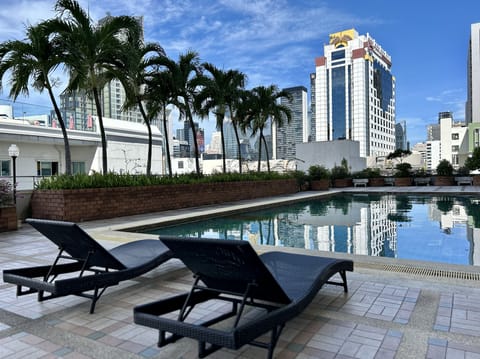 Swimming pool [outdoor]
