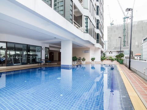 Swimming pool [outdoor]