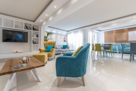 Shared lounge/TV area