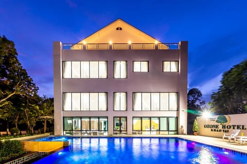 Swimming pool [outdoor]