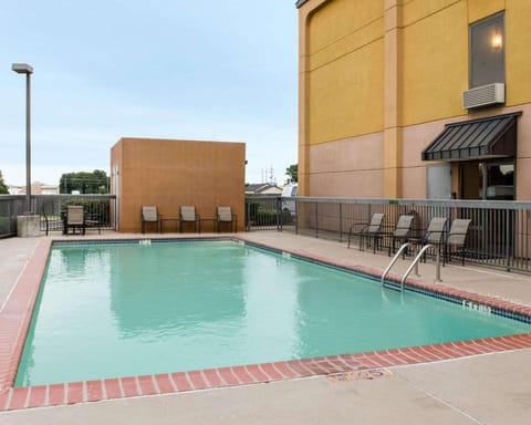 Swimming pool [outdoor]