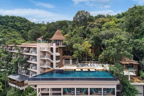 Swimming pool [outdoor]