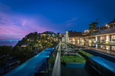 Swimming pool [outdoor]