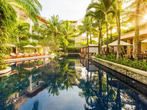 Swimming pool [outdoor]
