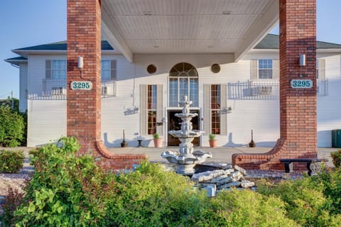 Howard Johnson by Wyndham Branson Theatre District Hotel in Branson