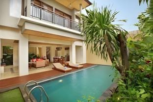 Swimming pool [outdoor]
