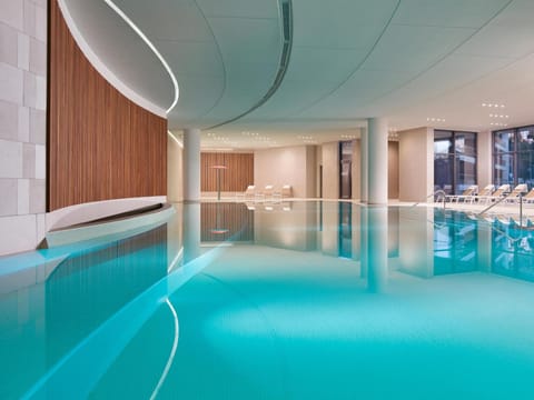 Swimming pool [outdoor]