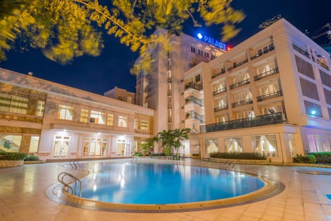 Swimming pool [outdoor]