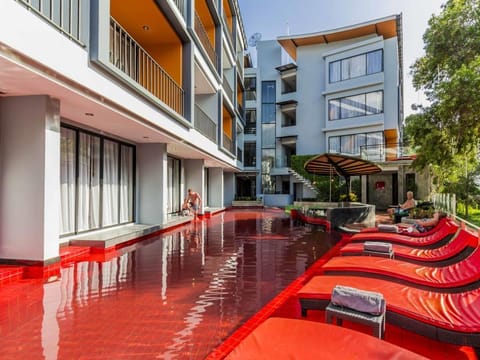 Swimming pool [outdoor]