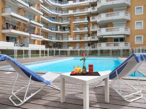Swimming pool [outdoor]