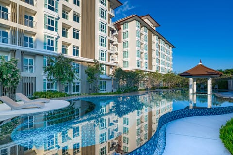 Swimming pool [outdoor]