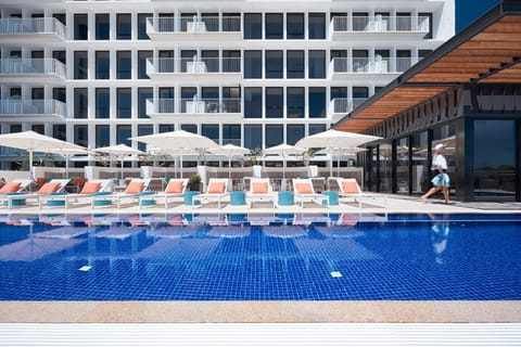Swimming pool [outdoor]