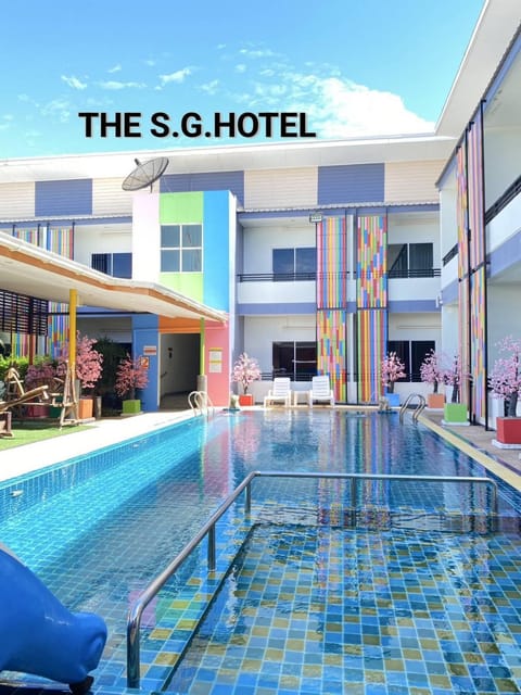 Swimming pool [outdoor]