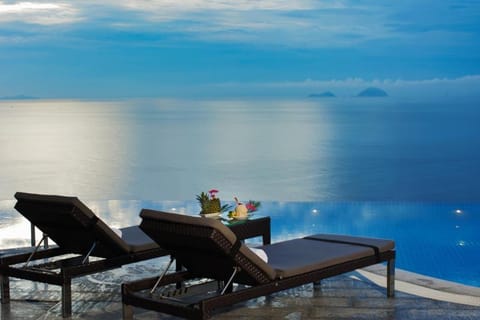 Swimming pool [outdoor]