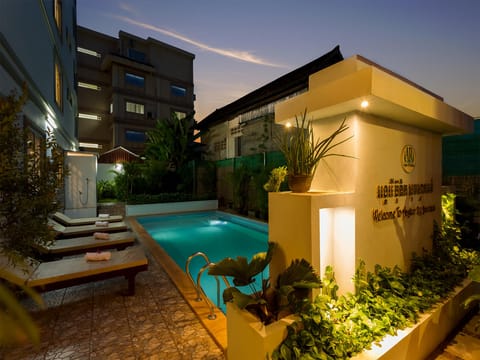 Poolside bar