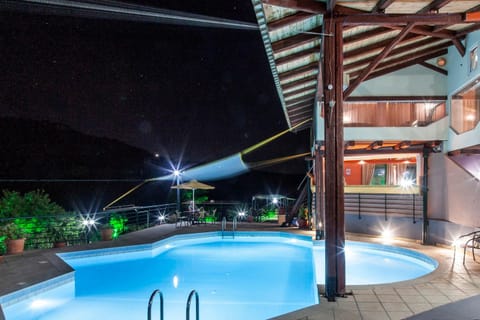 Swimming pool [outdoor]