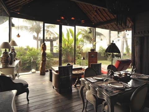 Absolute Beachfront Romantic Villa Laut Resort in Kerambitan