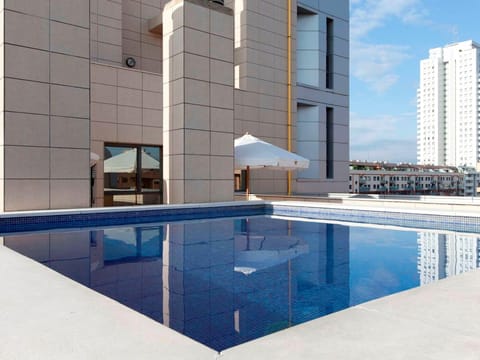 Swimming pool [outdoor]