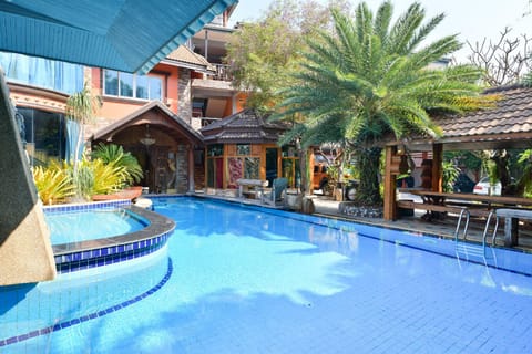 Swimming pool [outdoor]