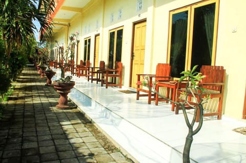 OYO 3096 Hotel Dewi Warsiki Near Gilimanuk Port Hotel in Bali