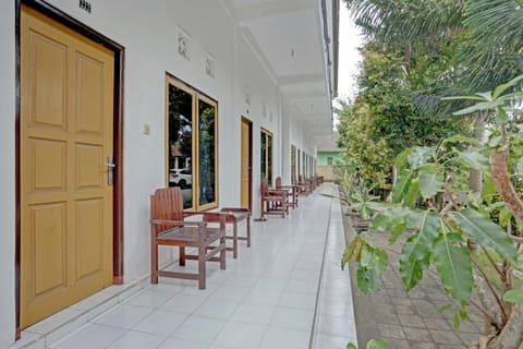 OYO 3096 Hotel Dewi Warsiki Near Gilimanuk Port Hotel in Bali