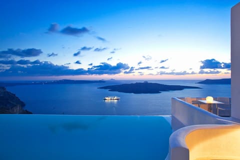 Cosmopolitan Suites Hotel in Thera