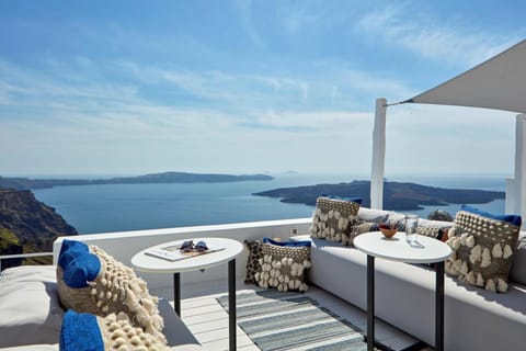 Cosmopolitan Suites Hotel in Thera