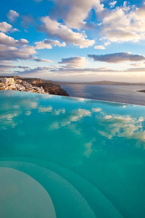 Cosmopolitan Suites Hotel in Thera