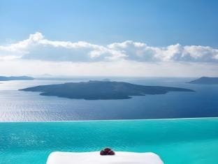 Cosmopolitan Suites Hotel in Thera