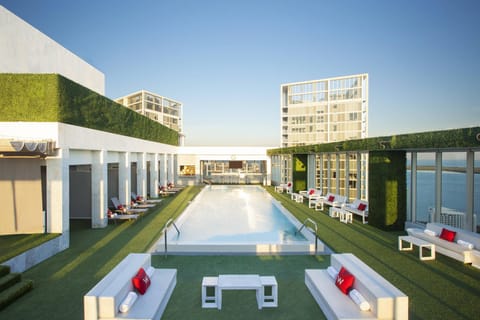 Swimming pool [outdoor]