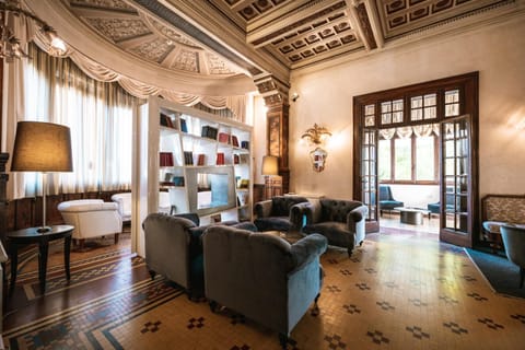 Shared lounge/TV area