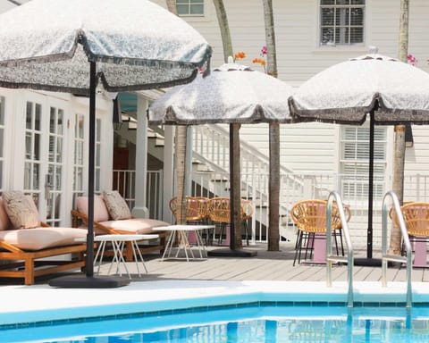 Swimming pool [outdoor]