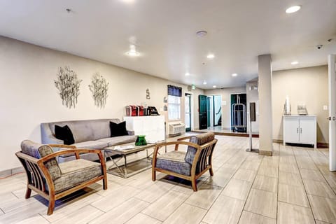 Suburban Studios Westminster Denver North Hotel in Northglenn