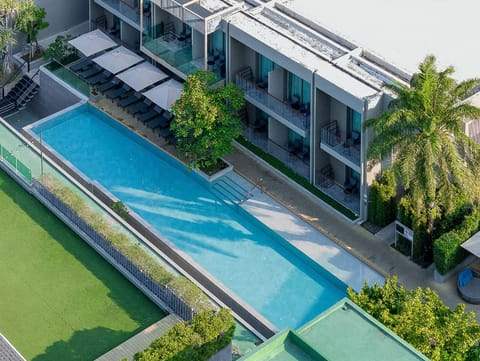 Swimming pool [outdoor]