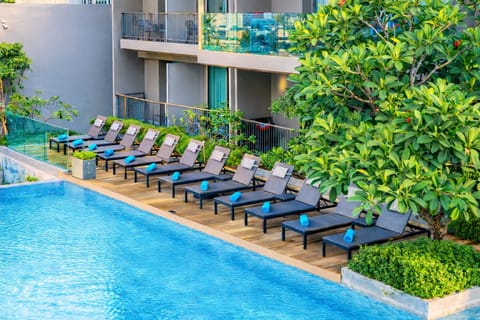 Swimming pool [outdoor]