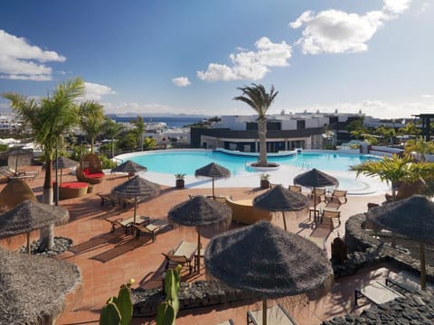 Swimming pool [outdoor]