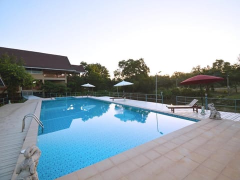 Swimming pool [outdoor]