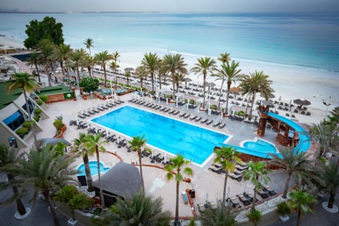Swimming pool [outdoor]