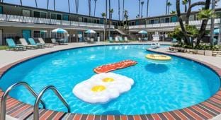 Swimming pool [outdoor]