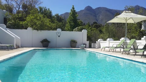 Swimming pool [outdoor]