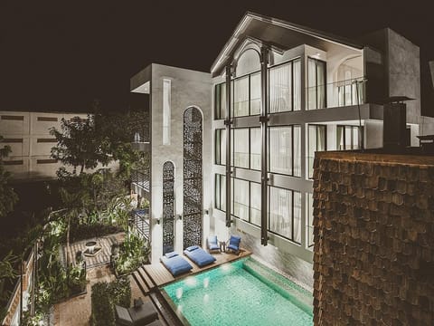 Swimming pool
