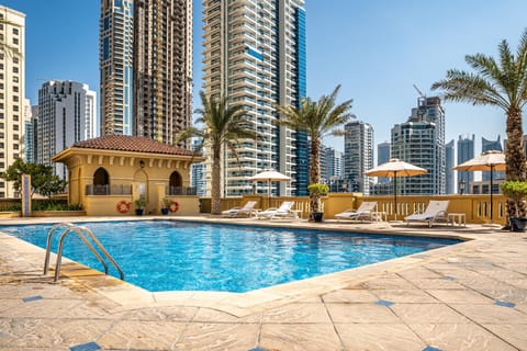Swimming pool [outdoor]