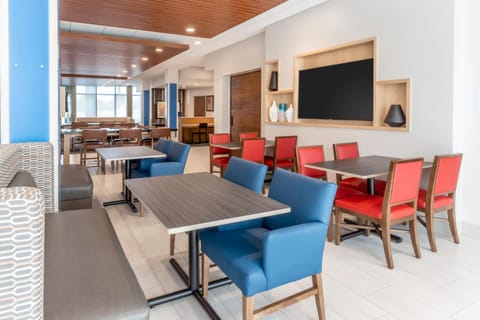 Holiday Inn Express & Suites Milwaukee - West Allis By IHG Hotel in West Allis