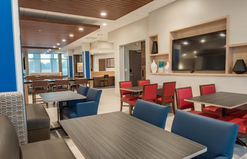 Holiday Inn Express & Suites Milwaukee - West Allis By IHG Hotel in West Allis