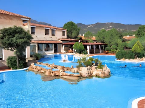 Swimming pool [outdoor]