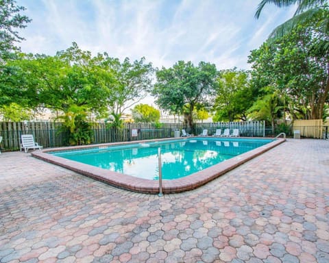 Swimming pool [outdoor]