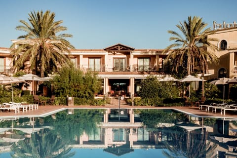 Swimming pool [outdoor]