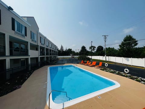 Swimming pool [outdoor]